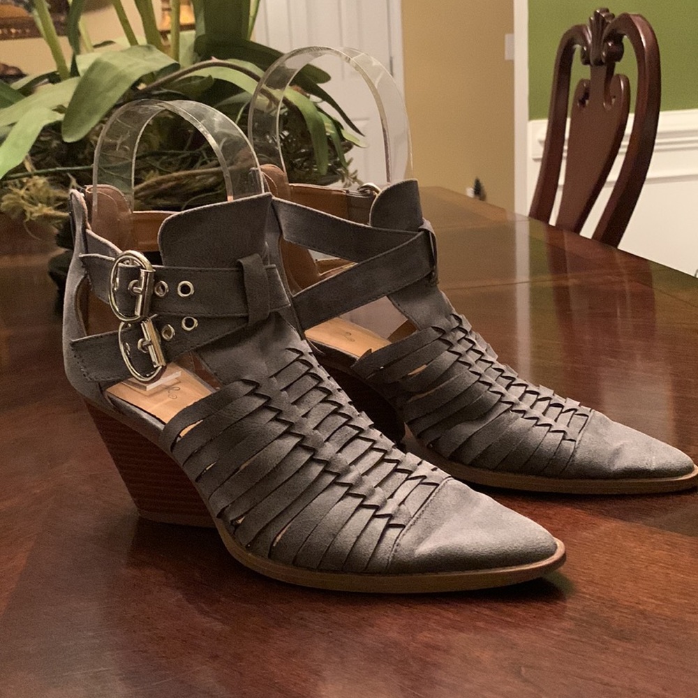 Qupid Solid Western ankle boots with chunk heels.